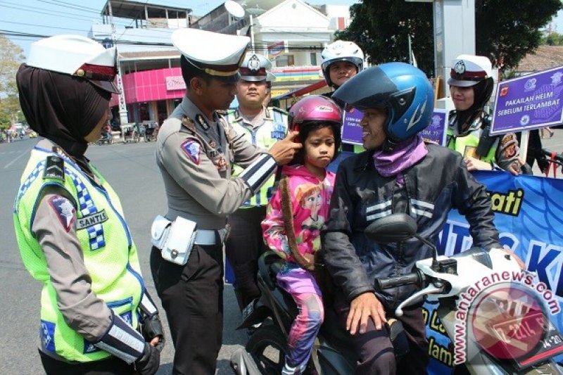 Polisi Garut Bagikan Helm Anak Secara Gratis 