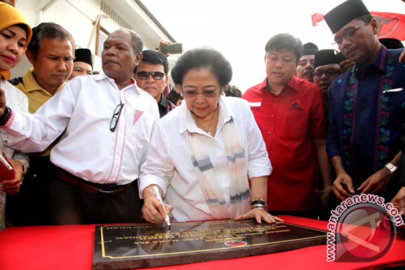 MEGAWATI SOEKARNOPUTRI  RESMIKAN KANTOR DPD PDI-P SUMBAR 