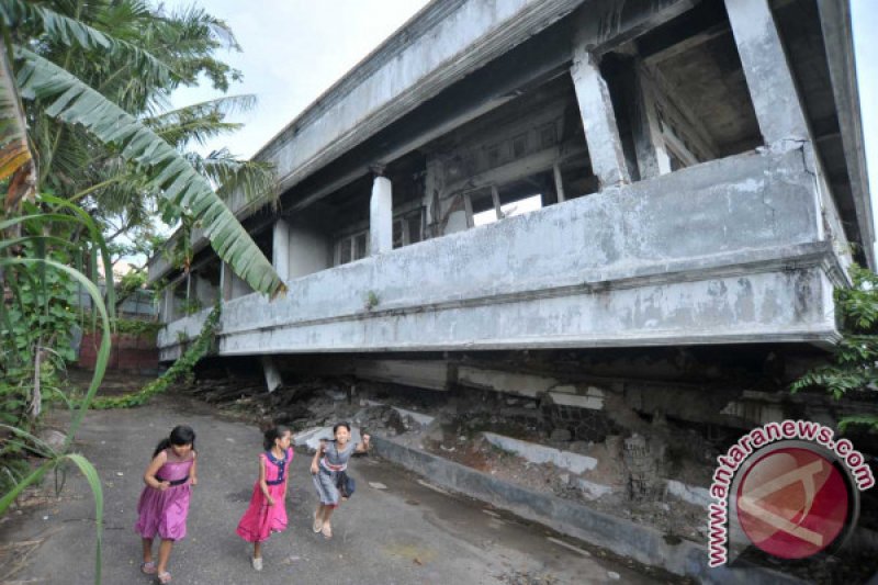 DELAPAN TAHUN GEMPA PADANG