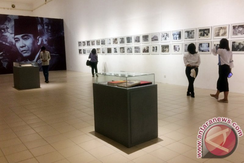 Pameran foto Sukarno, Pemuda dan Seni