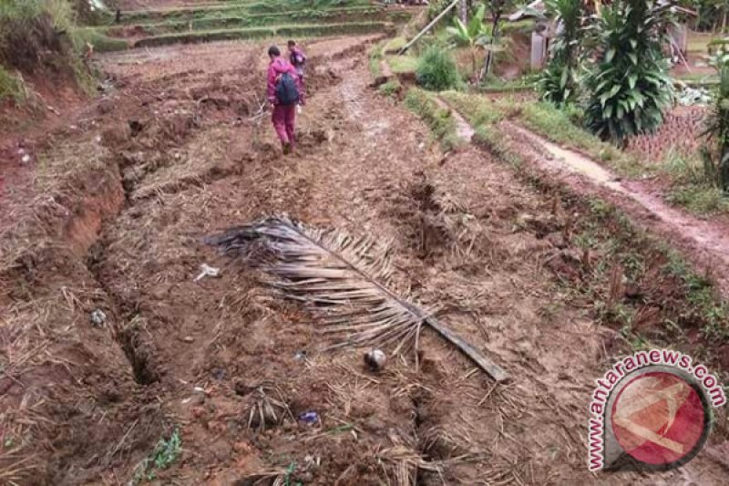 20 KK  Mengungsi Akibat Tanah Longsor