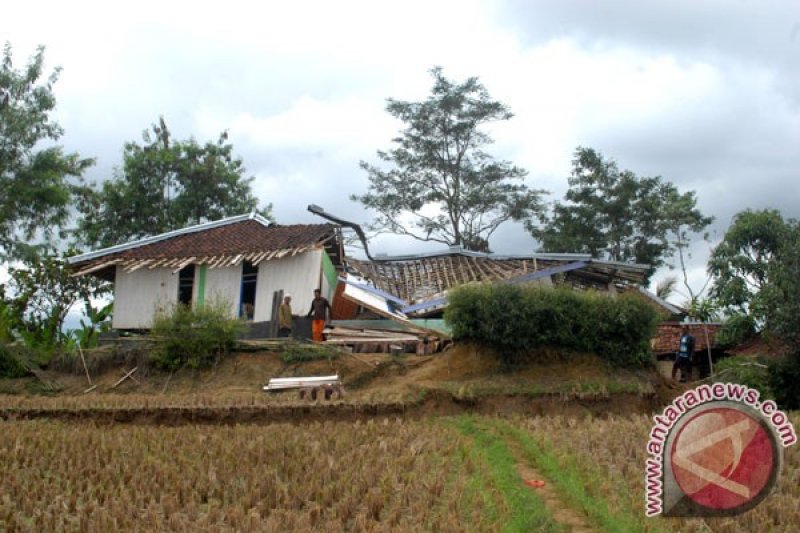 Dinas Pertanian Cianjur tunggu kajian PVMG terkait sawah terdampak pergerakan tanah