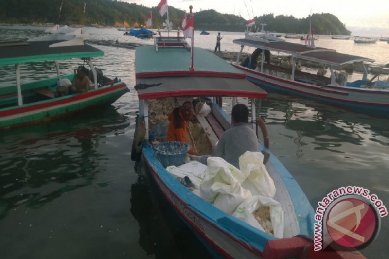 NELAYAN KUMPULKAN TUMPAHAN CPO DARI LAUT