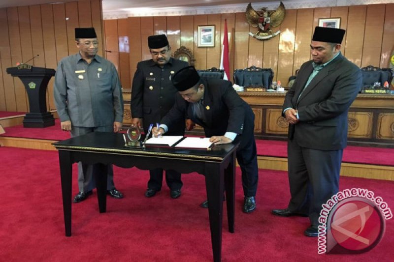 Wakil Ketua I DPRD Azmi SE membubuhkan tanda tangan. 