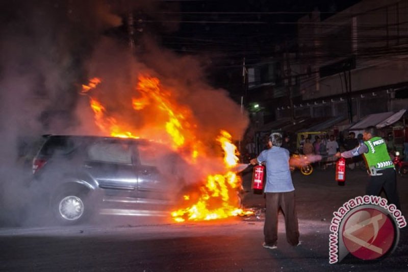 Mobil Terbakar Di Semarang