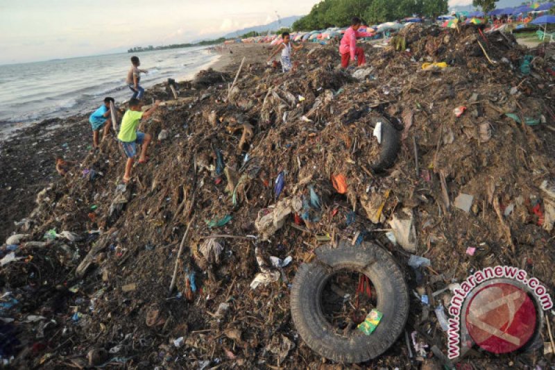 MENGATASI SAMPAH PANTAI PADANG