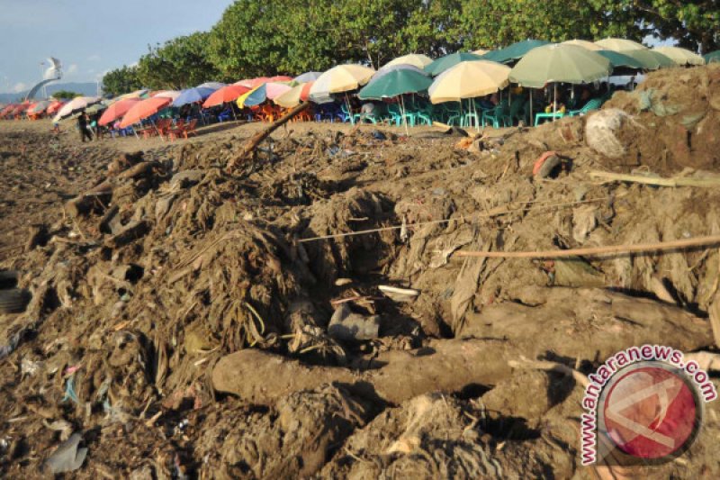 MENGATASI SAMPAH PANTAI PADANG