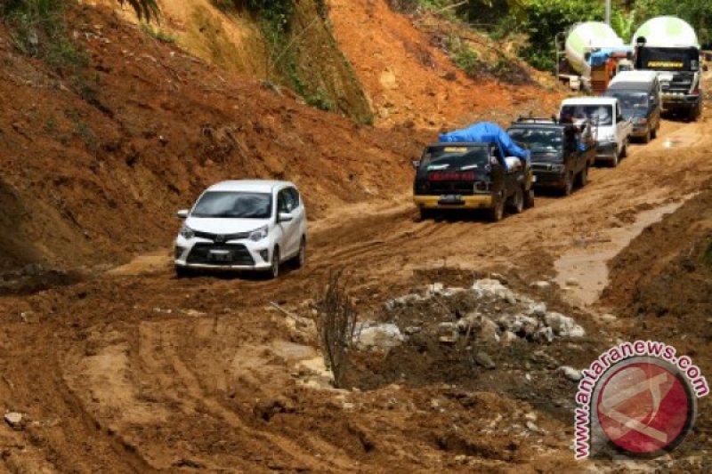 JALAN RUSAK AKIBAT LONGSOR