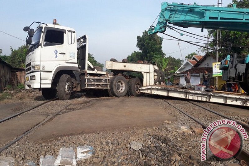 Tronton yang Mogok di Perlintasan Kereta Subang Sudah Dipindah