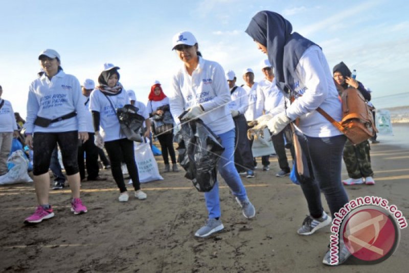 AKSI BERSIHKAN PANTAI PADANG