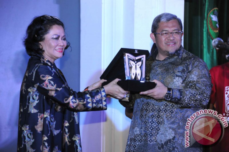 Gubernur Aher Raih Penghargaan Anugerah Purwakalagrha 