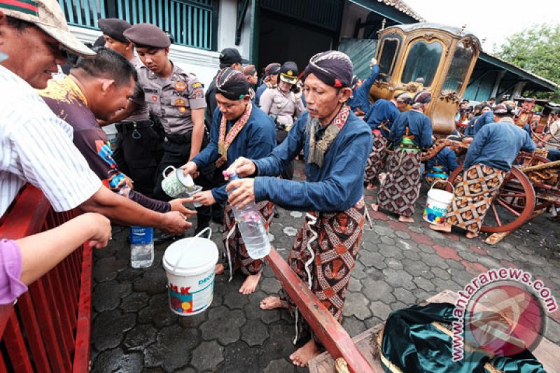 Jamasan Kereta Keraton Ngayogjokarto Hadiningrat