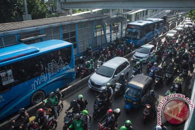 Menerobos Jalur Busway