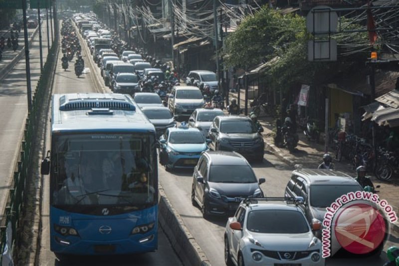 Menerobos Jalur Busway