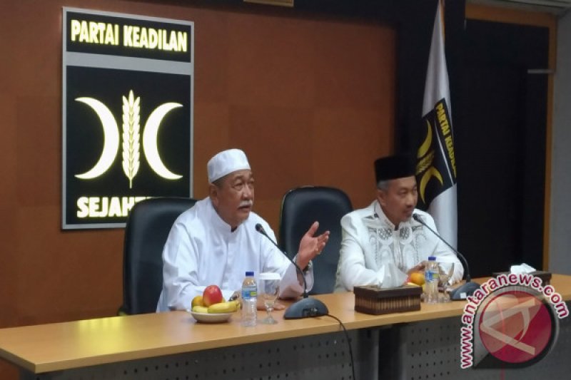 Kunjungi PKS Deddy Mizwar Bawa Oleh-oleh Kurma