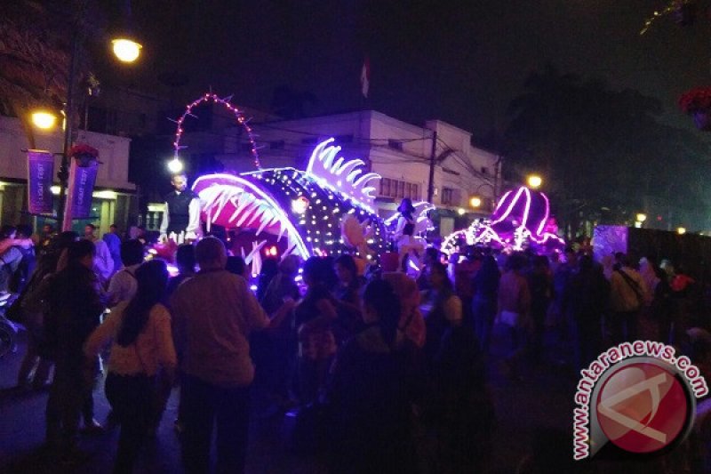 Masyarakat Bandung Padati Acara Festival Mobil Hias