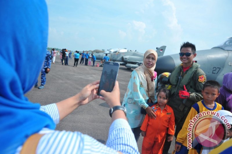 Berfoto bersama pilot pesawat tempur Hawk