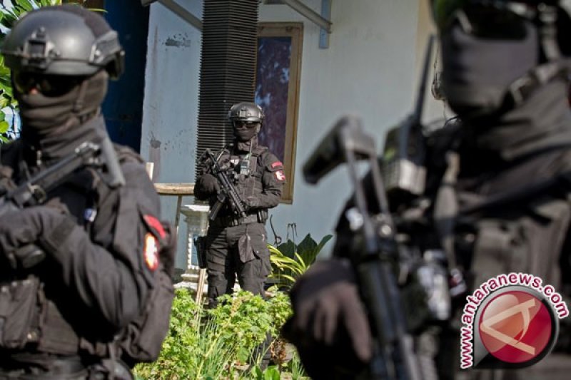 Densus tangkap 12 terduga teroris di tiga provinsi