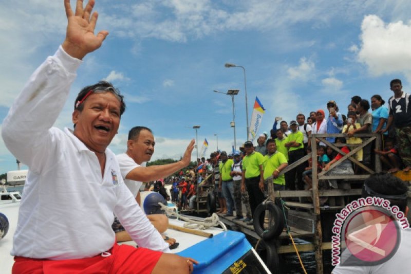 GUBERNUR LEPAS LOMBA PERAHU LAYAR