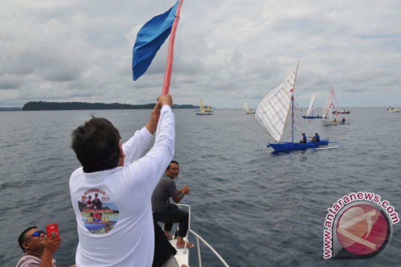 GUBERNUR LEPAS LOMBA PERAHU LAYAR