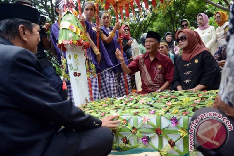 ZIARAH MAKAM PAHLAWAN ANDI DJEMMA