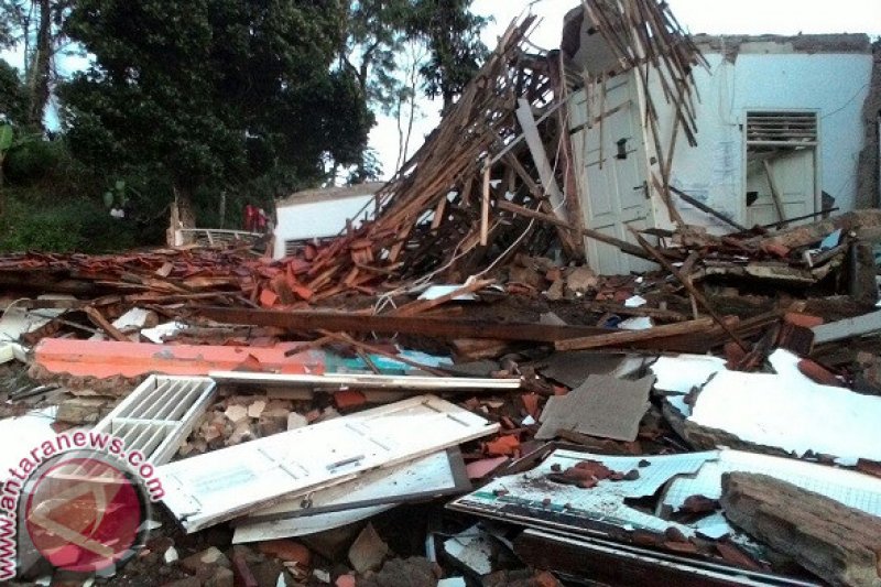 Bangunan SMP di Cianjur Ambruk Akibat Pergerakan Tanah