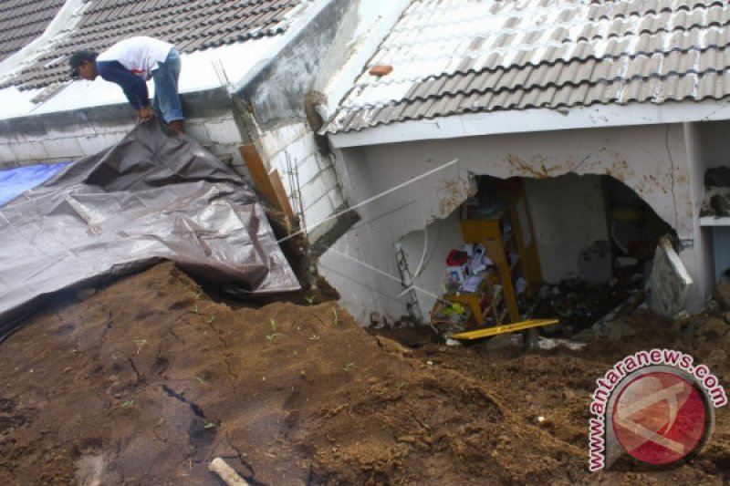 LONGSOR HANCURKAN RUMAH