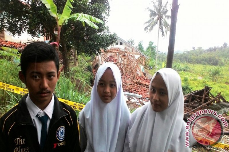 Siswa SMP di Cianjur Numpang Belajar Karena Pergerakan Tanah