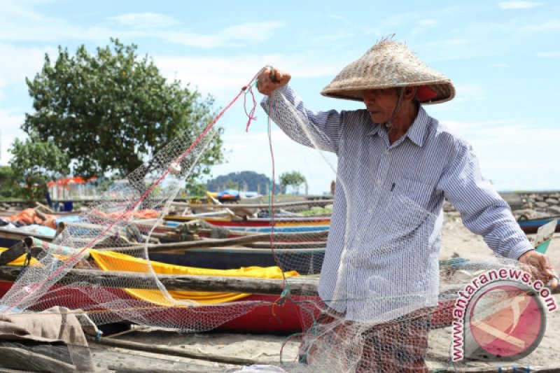 PERBAIKI JARING IKAN