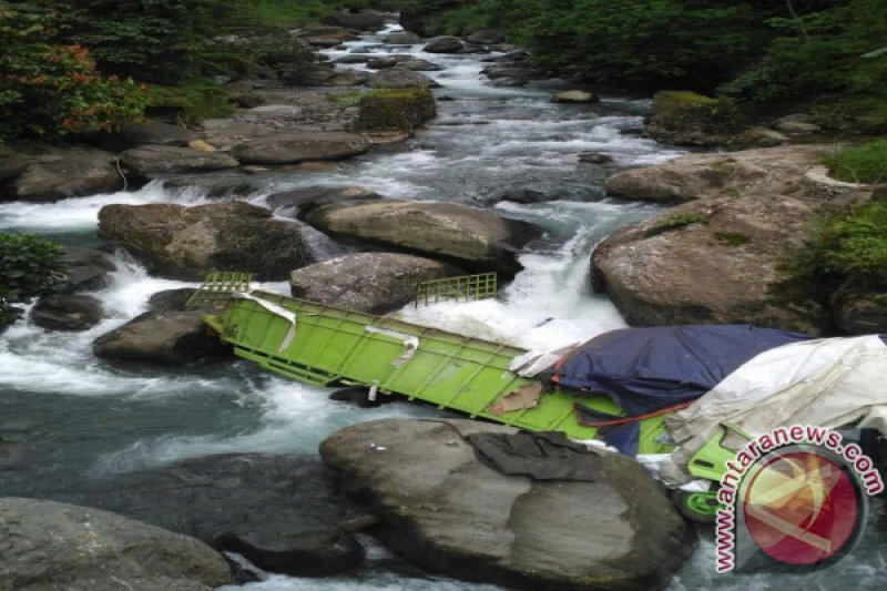 TERJUN KE SUNGAI