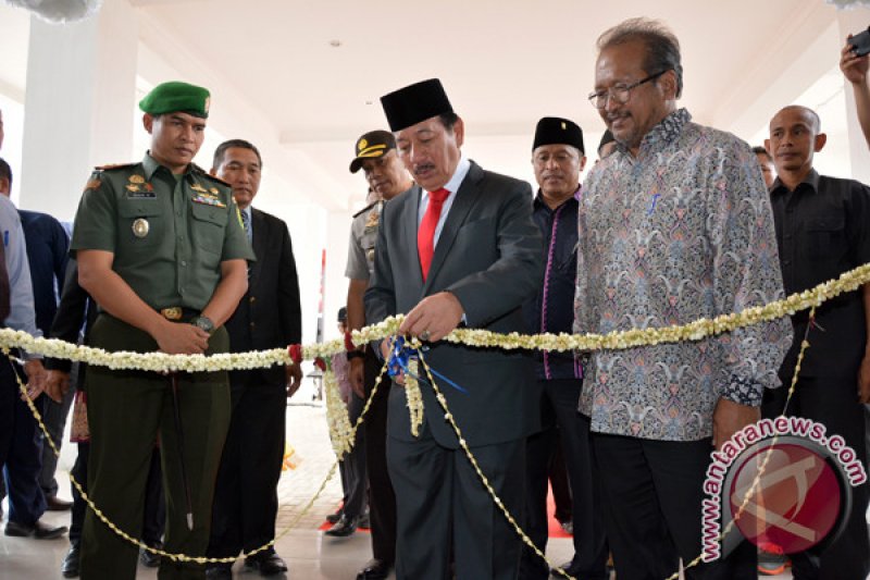 HERMAN HN HIBAHKAN GEDUNG KEPADA ITERA