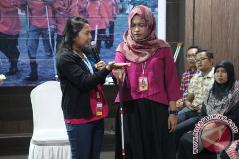 LEMBAGA ASB LATIH BERKOMUNIKASI  DENGAN TUNA  NETRA 