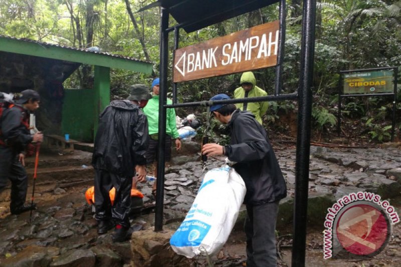 Sukarelawan Turunkan Ratusan Kilogram Sampah Dari Gunung Gede Pangrango