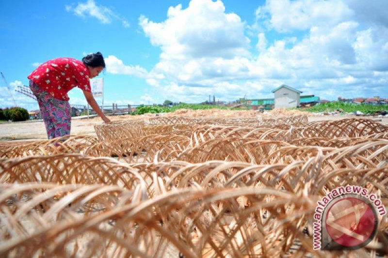 Menjemur anyaman lidi nipah  