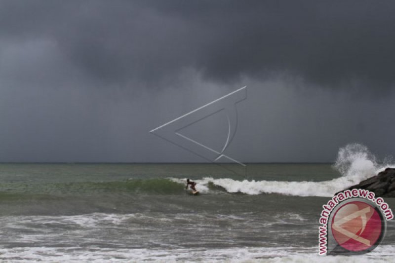 SURFING MANFAATKAN CUACA BURUK