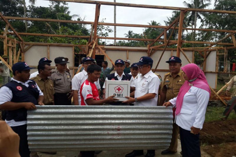 PMI Lampung Timur Bantu Korban Puting Beliung