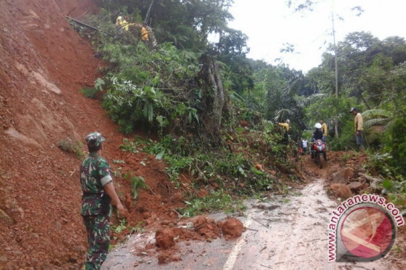 TNI Awasi Daerah Potensi Bencana di Cisewu Garut