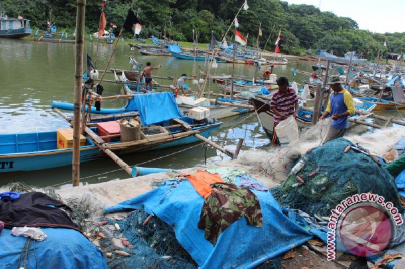 Nelayan Garut Berhenti Melaut Akibat Cuaca Buruk 