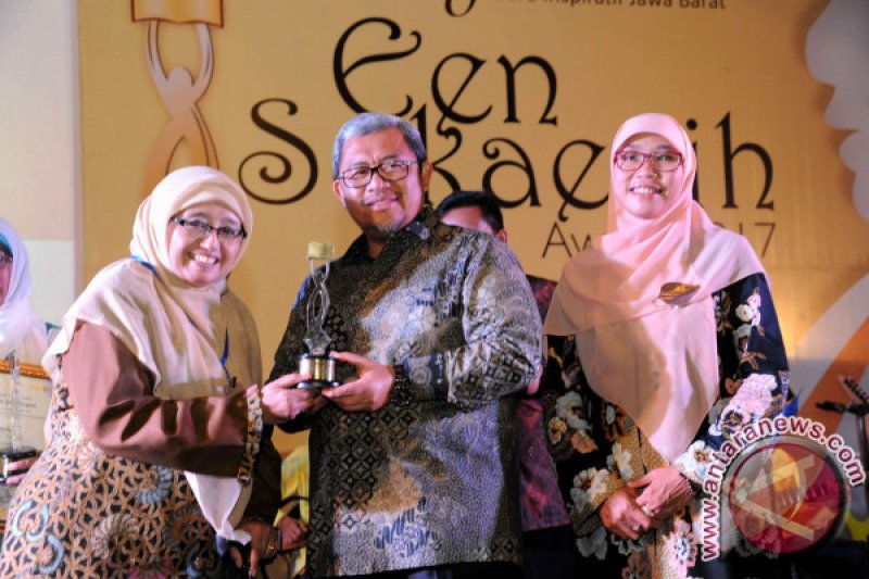 Lima Guru Jabar Terima Een Sukaesih Award 2017