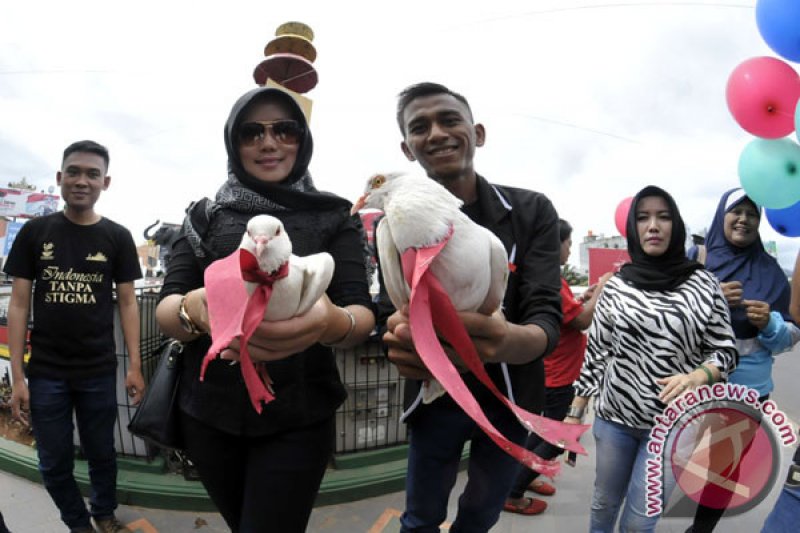 PELEPASAN BURUNG MERPATI PERINGATI HARI AIDS DI LAMPUNG