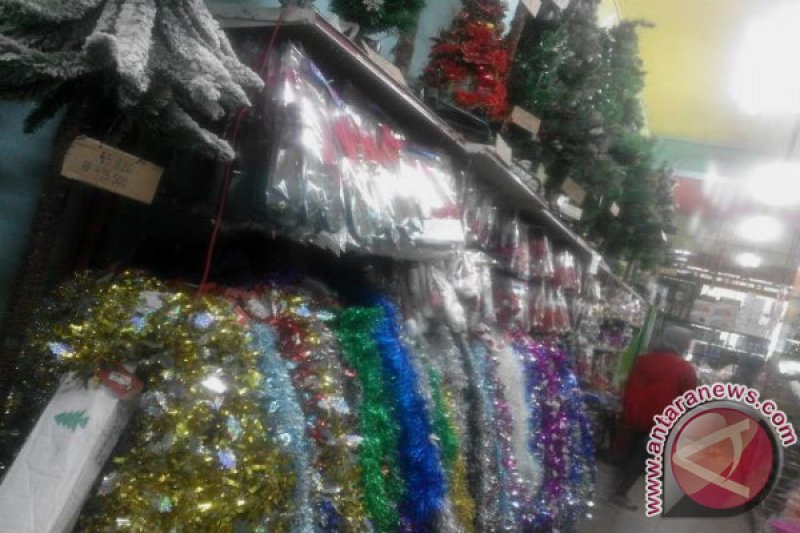 Pedagang Palangka  Raya  Mulai Jajakan Pernik Natal ANTARA 