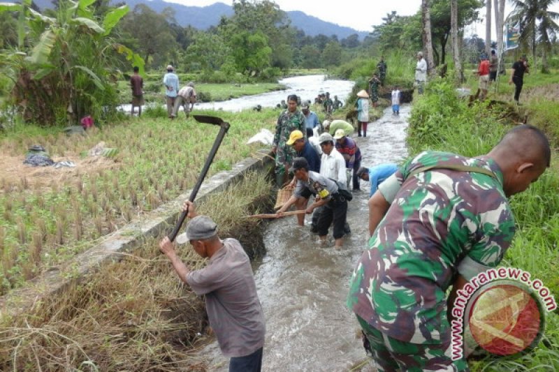 Kodim Pariaman Bantu Petani Perbaiki Irigasi yang Jebol Akibat Luapan Air