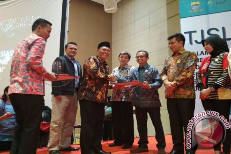 Pemkot Bandung Beri Penghargaan Kepada 47 Perusahaan 