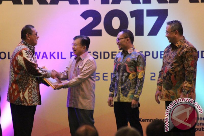 Gubernur Jabar Raih Penghargaan Paramakarya 2017 