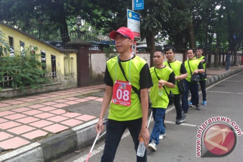 Ratusan Tunanetra Menjelajah  Bandung Lewat 