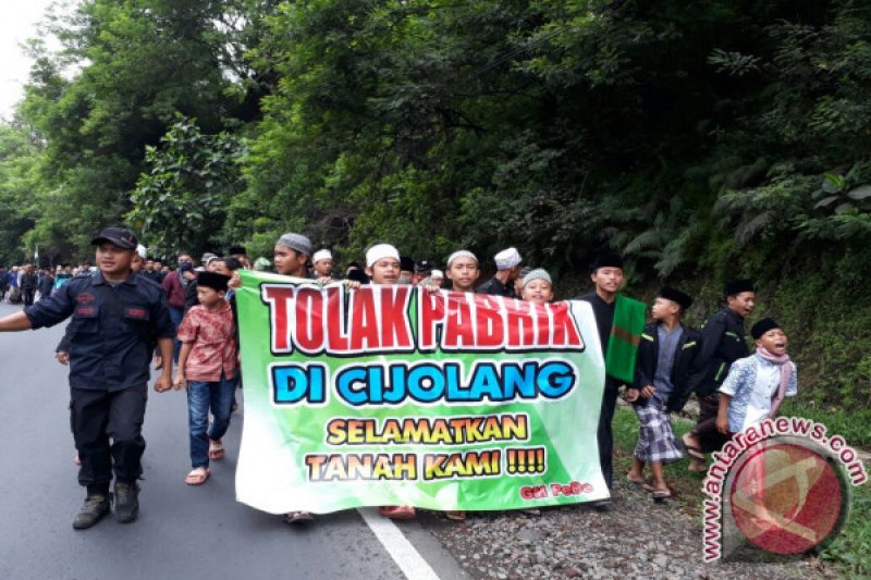 Santri Menolak Pendirian Pabrik Sepatu di Garut 