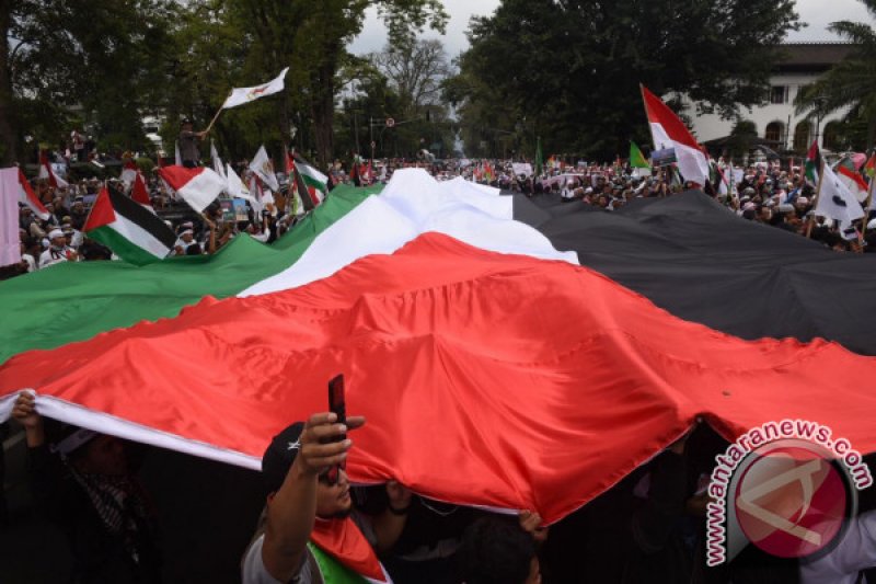 Massa Bentangkan Bendera Palestina Raksasa di Bandung