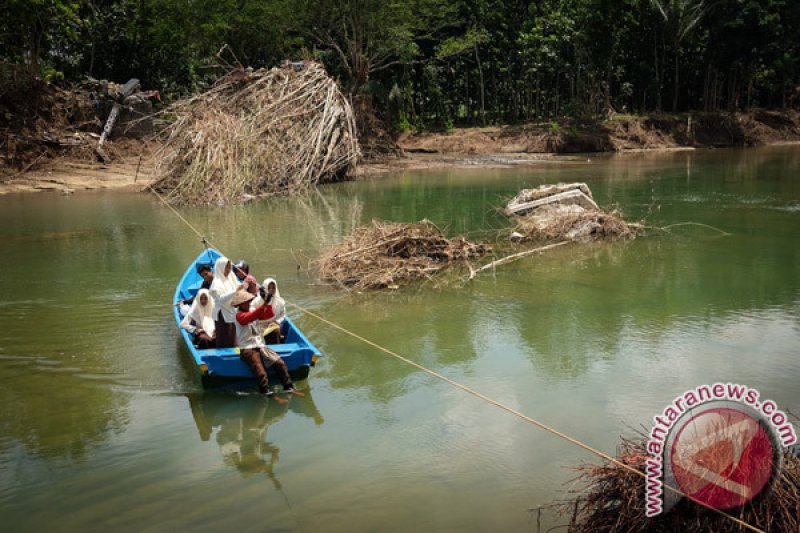 Perahu penyebrangan menjadi andalan warga Jelok