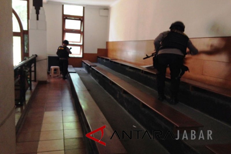 Polrestabes Bandung Lakukan Penyisiran Gereja Katedral 