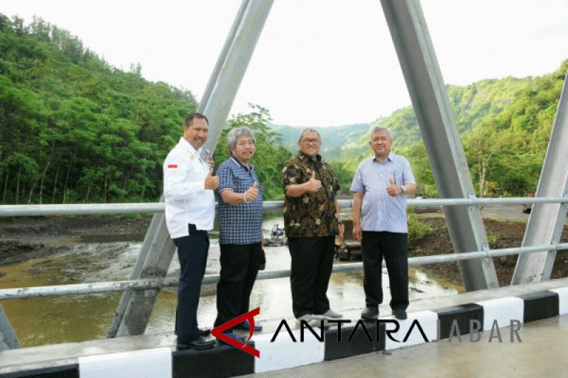 Gubernur Aher tinjau Jalan Loji-Puncak Darma